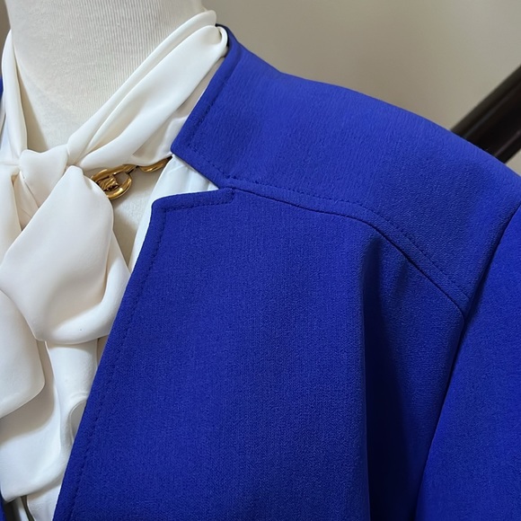 Blue jacket. - Picture 4 of 17